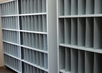 Стеллаж с ячейками для хранения планшетов