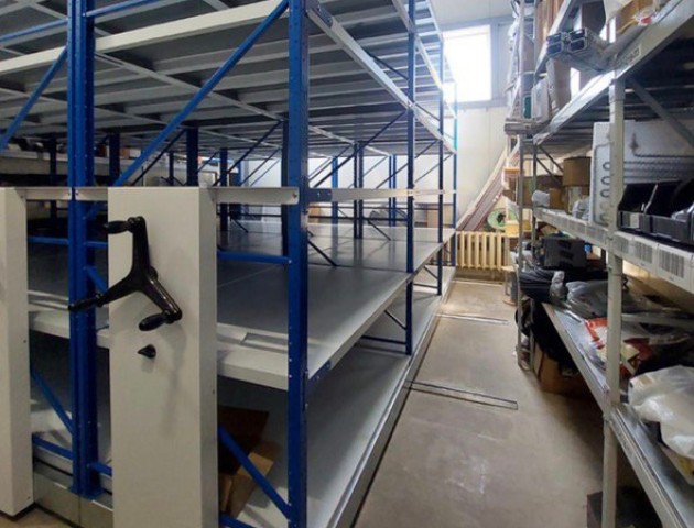 Среднегрузовые стеллажи на рельсах