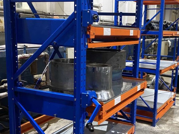 Стеллажи окрашенные в синий и оранжевый цвет