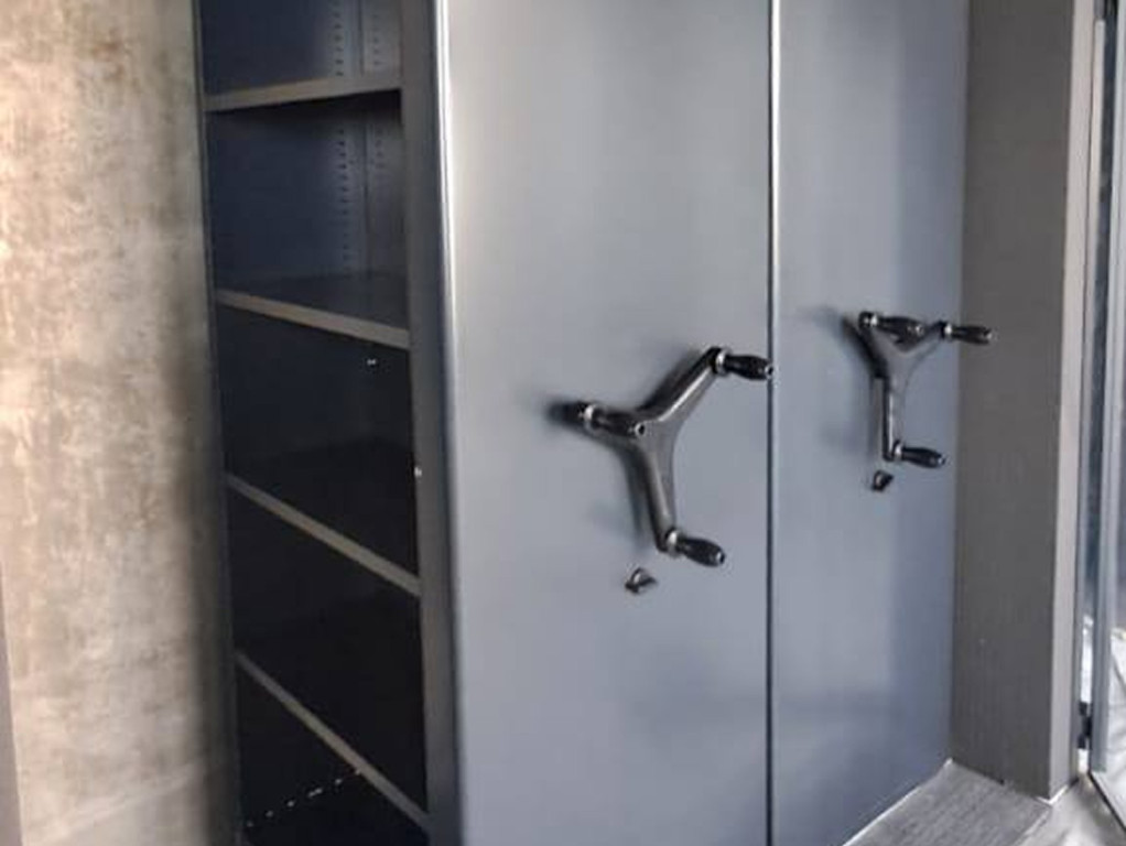 Передвижные стеллажи с цветными дизайн панелями