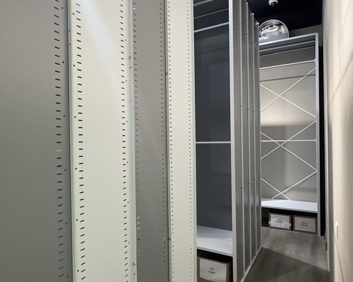 стеллажи со штангами для одежды