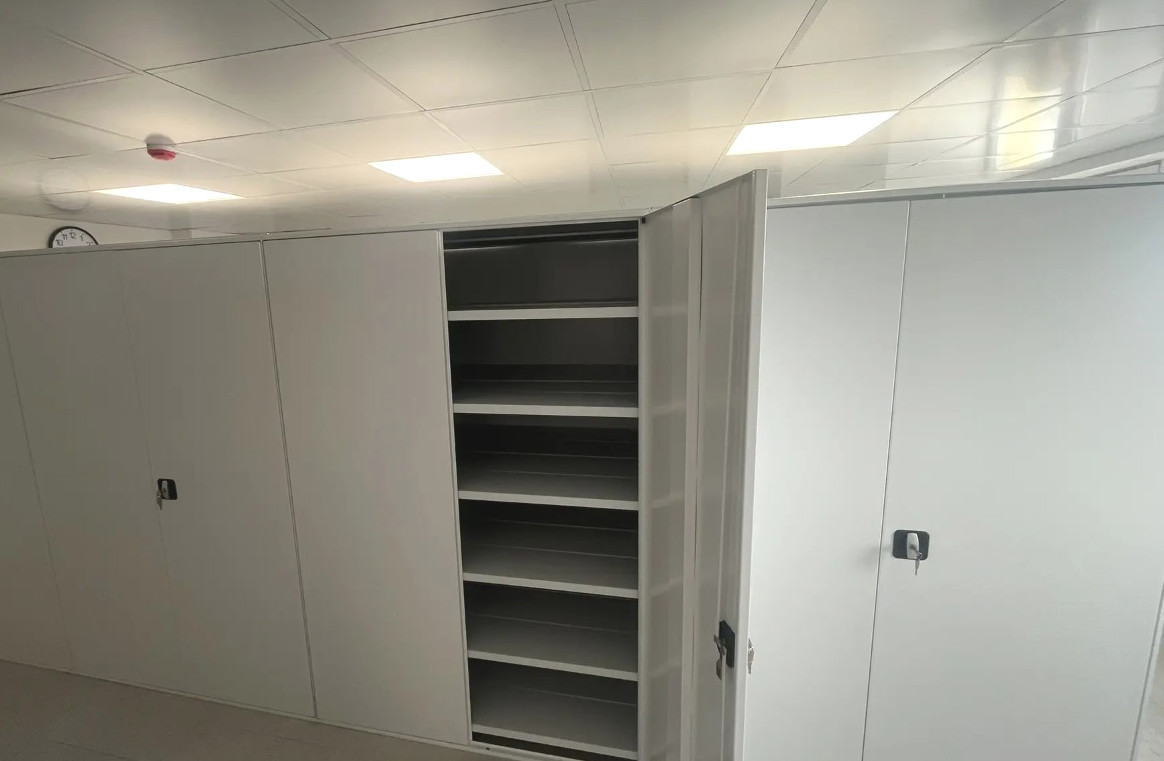 медицинские стеллажи с дверями