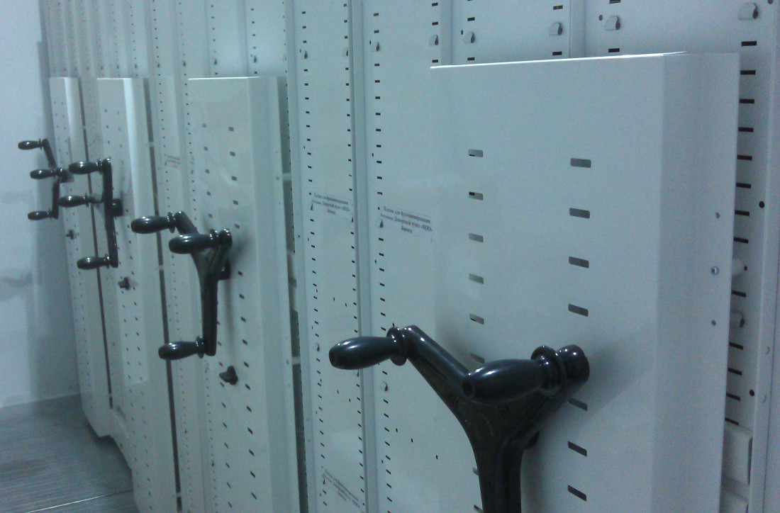 Мобильные стеллажи в морозильной камере для хранения плазмы крови