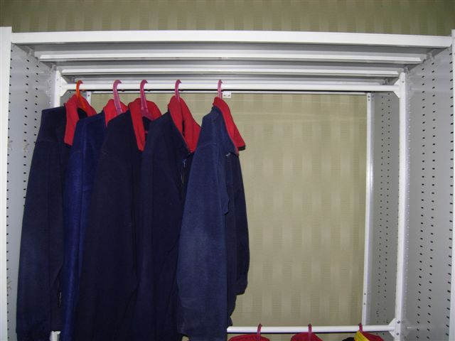 стеллажи со штангами для одежды