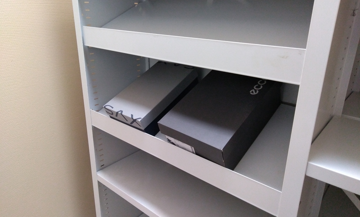 Наклонные полки с передним бортиком